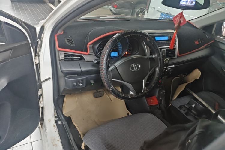 Used Toyota YARiS L Zhi Xuan 2015 1.5E Automatic Charm Edition Center Console