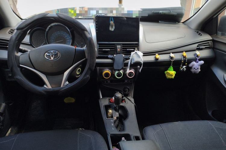 Used Toyota YARiS L Zhi Xuan 2015 1.5E Automatic Charm Edition Center Console