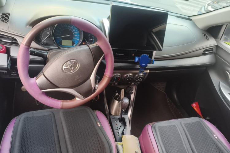 Used Toyota YARiS L Zhi Xuan 2015 1.5E Automatic Charm Edition Center Console