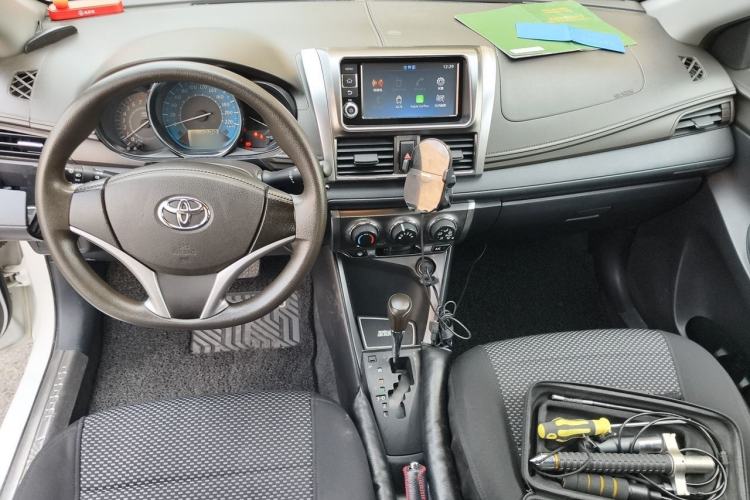 Used Toyota YARiS L Zhi Xuan 2015 1.5E Automatic Charm Edition Center Console