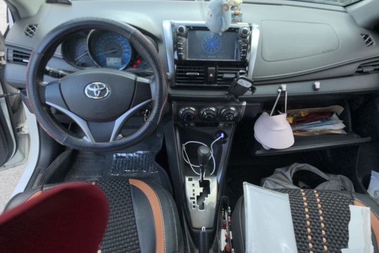 Used Toyota YARiS L Zhi Xuan 2015 1.5E Automatic Charm Edition Center Console