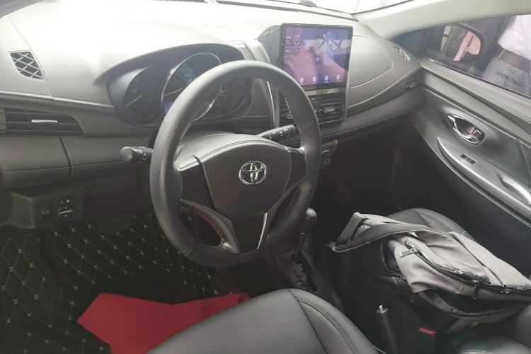 Used Toyota YARiS L Zhi Xuan 2015 1.5E Automatic Charm Edition Center Console
