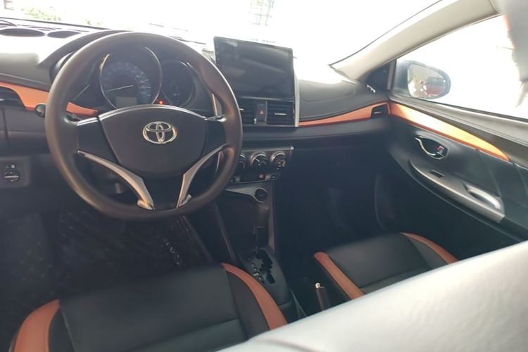 Used Toyota YARiS L Zhi Xuan 2015 1.5E Automatic Charm Edition Center Console