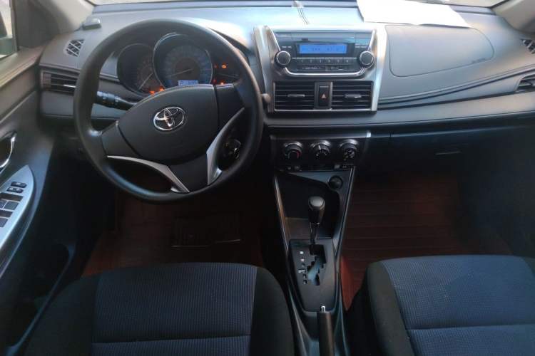 Used Toyota YARiS L Zhi Xuan 2015 1.5E Automatic Charm Edition Center Console
