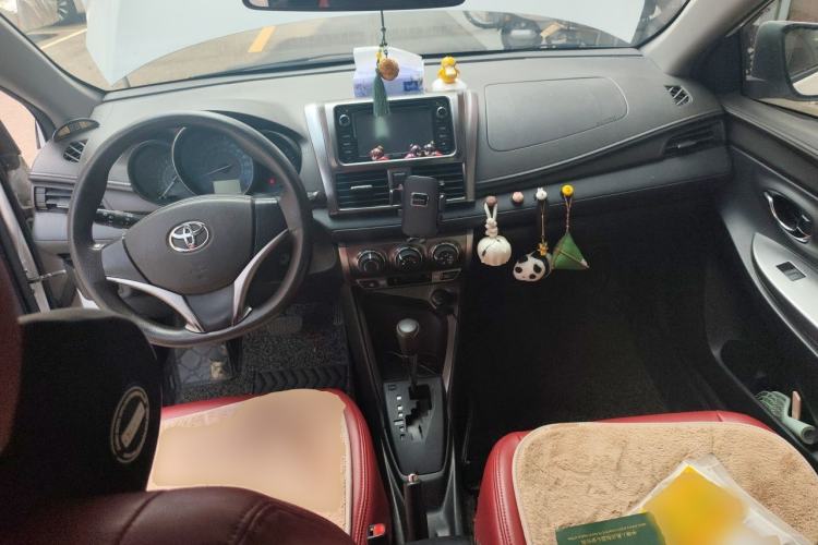 Used Toyota YARiS L Zhi Xuan 2015 1.5E Automatic Charm Edition Center Console