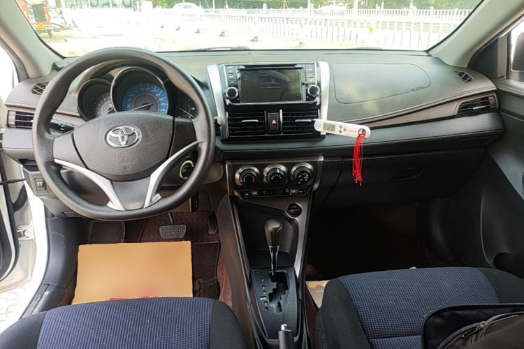 Used Toyota YARiS L Zhi Xuan 2015 1.5E Automatic Charm Edition Center Console