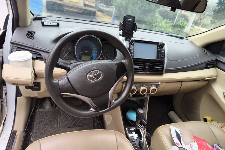 Used Toyota YARiS L Zhi Xuan 2015 1.5E Automatic Charm Edition Center Console