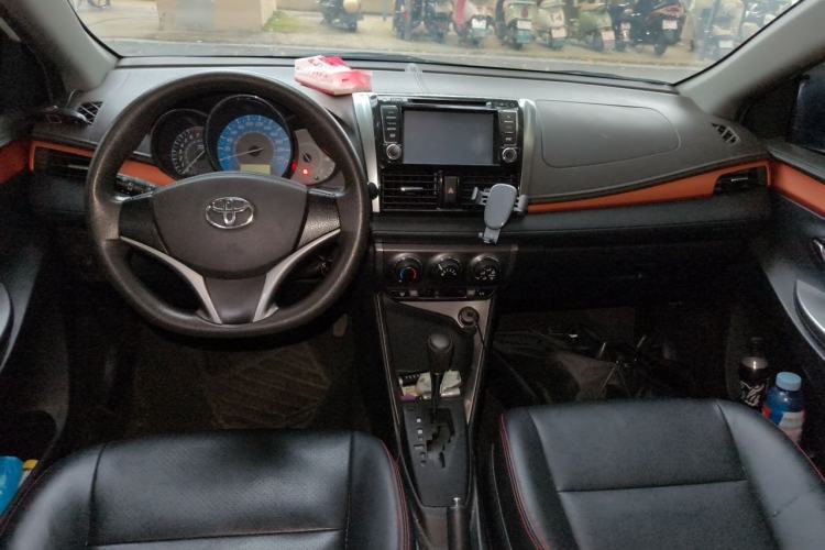 Used Toyota YARiS L Zhi Xuan 2015 1.5E Automatic Charm Edition Center Console