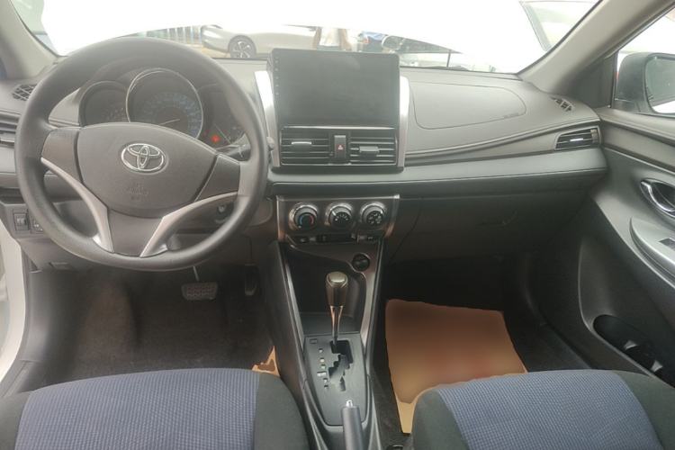 Used Toyota YARiS L Zhi Xuan 2015 1.5E Automatic Charm Edition Center Console