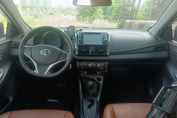 Used Toyota YARiS L Zhi Xuan 2015 1.5E Automatic Charm Edition Center Console