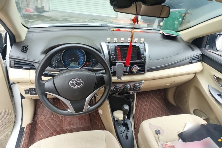 Used Toyota YARiS L Zhi Xuan 2015 1.5E Automatic Charm Edition Center Console