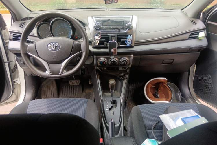 Used Toyota YARiS L Zhi Xuan 2015 1.5E Automatic Charm Edition Center Console