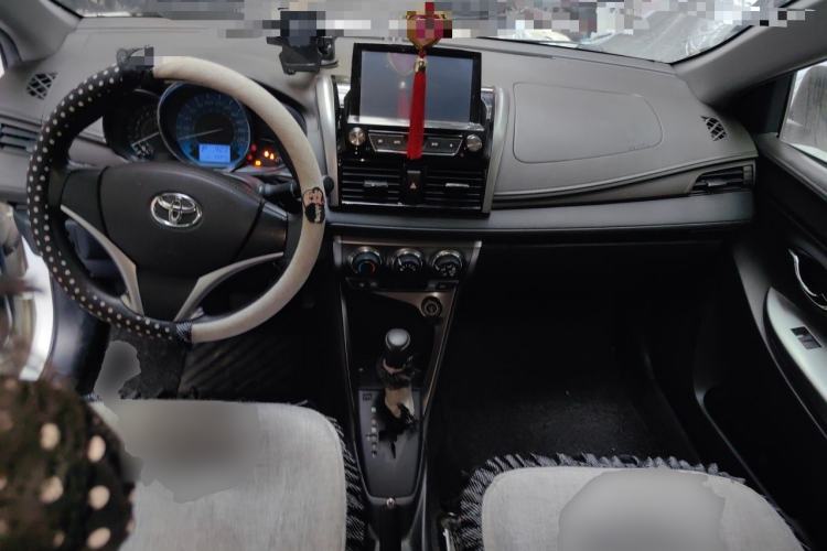 Used Toyota YARiS L Zhi Xuan 2015 1.5E Automatic Charm Edition Center Console