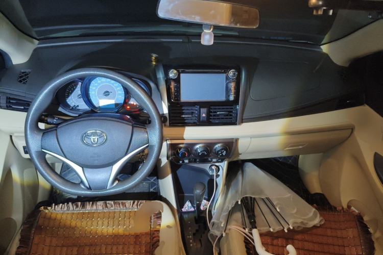 Used Toyota YARiS L Zhi Xuan 2015 1.5E Automatic Charm Edition Center Console