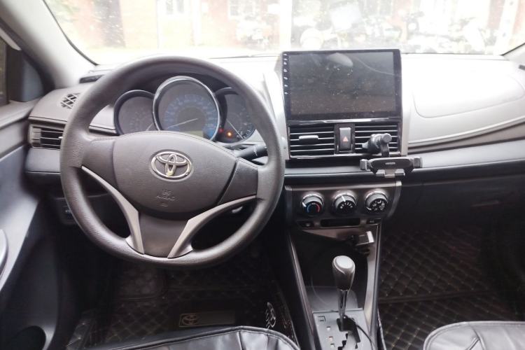 Used Toyota YARiS L Zhi Xuan 2015 1.5E Automatic Charm Edition Center Console