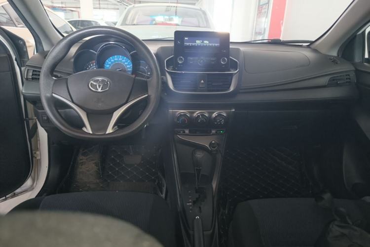 Used Toyota YARiS L Zhi Xuan 2015 1.5E Automatic Charm Edition Center Console