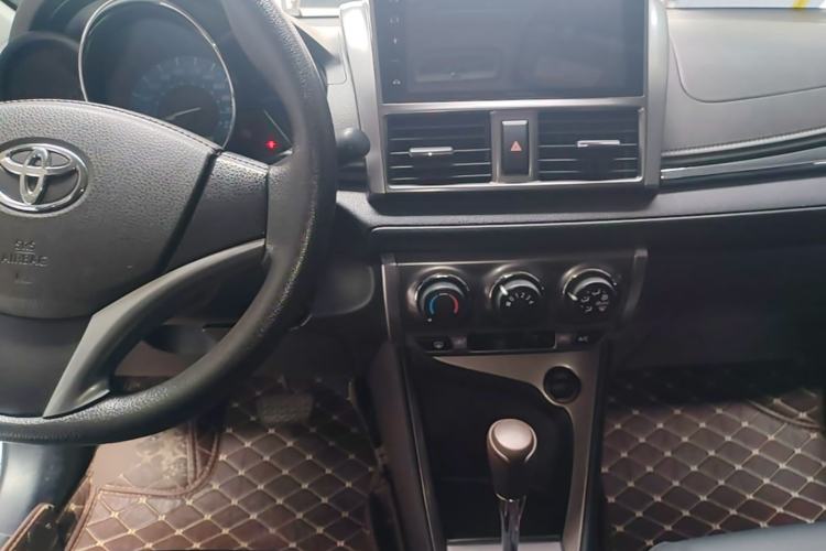 Used Toyota YARiS L Zhi Xuan 2015 1.5E Automatic Charm Edition Center Console