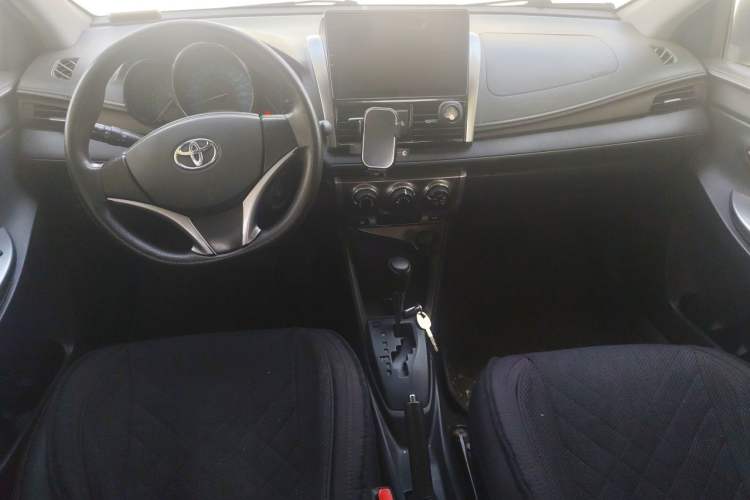 Used Toyota YARiS L Zhi Xuan 2015 1.5E Automatic Charm Edition Center Console