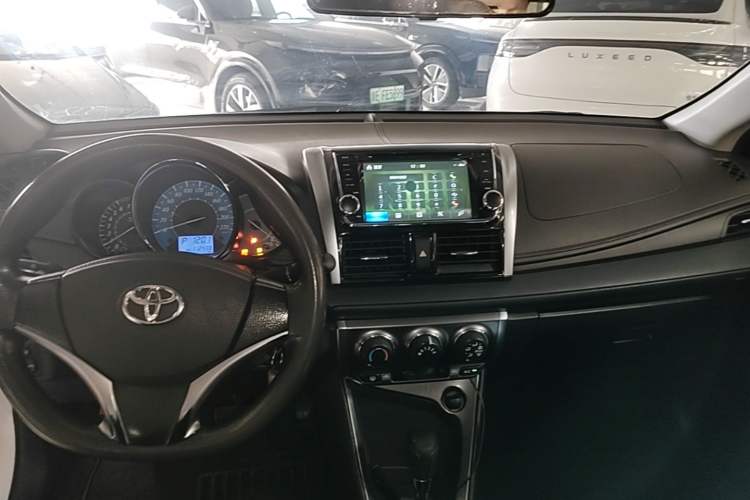 Used Toyota YARiS L Zhi Xuan 2015 1.5E Automatic Charm Edition Center Console