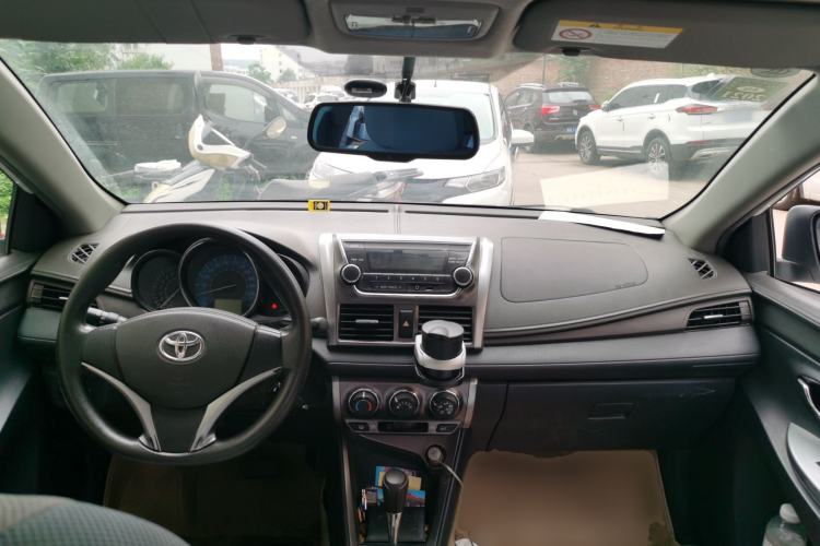 Used Toyota YARiS L Zhi Xuan 2015 1.5E Automatic Charm Edition Center Console