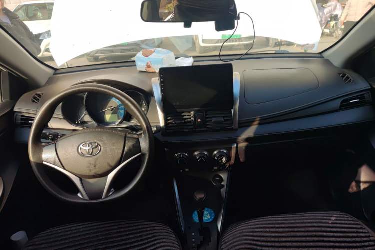 Used Toyota YARiS L Zhi Xuan 2015 1.5E Automatic Charm Edition Center Console