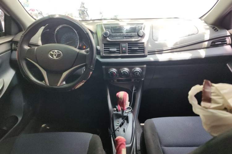 Used Toyota YARiS L Zhi Xuan 2015 1.5E Automatic Charm Edition Center Console