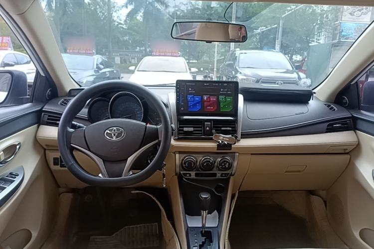 Used Toyota YARiS L Zhi Xuan 2015 1.5E Automatic Charm Edition Center Console