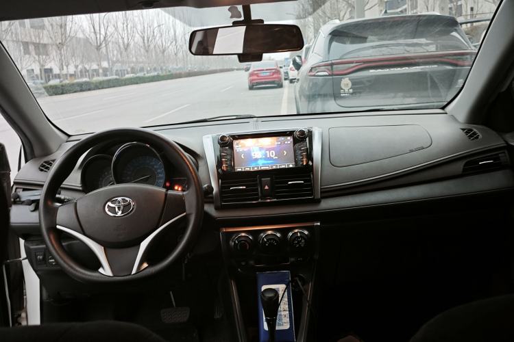 Used Toyota YARiS L Zhi Xuan 2015 1.5E Automatic Charm Edition Center Console