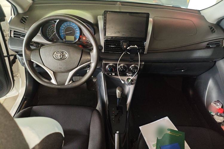 Used Toyota YARiS L Zhi Xuan 2015 1.5E Automatic Charm Edition Center Console