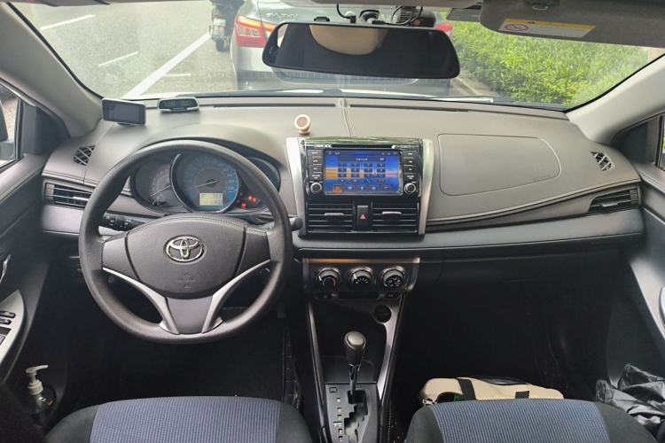 Used Toyota YARiS L Zhi Xuan 2015 1.5E Automatic Charm Edition Center Console