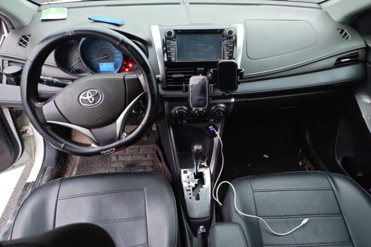 Used Toyota YARiS L Zhi Xuan 2015 1.5E Automatic Charm Edition Center Console