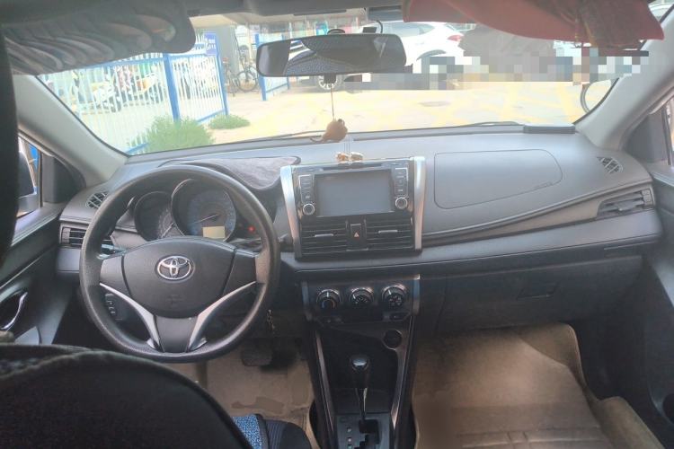 Used Toyota YARiS L Zhi Xuan 2015 1.5E Automatic Charm Edition Center Console