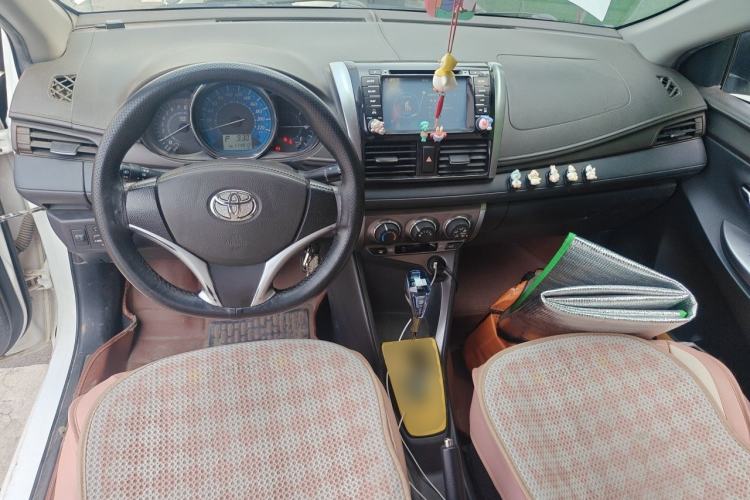 Used Toyota YARiS L Zhi Xuan 2015 1.5E Automatic Charm Edition Center Console