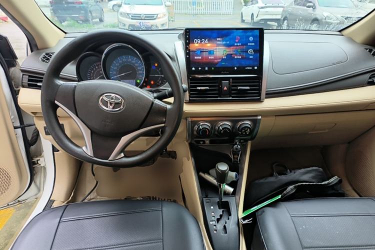 Used Toyota YARiS L Zhi Xuan 2015 1.5E Automatic Charm Edition Center Console