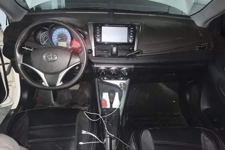 Used Toyota YARiS L Zhi Xuan 2015 1.5E Automatic Charm Edition Center Console