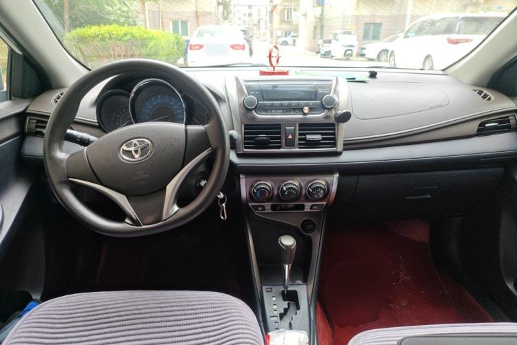 Used Toyota YARiS L Zhi Xuan 2015 1.5E Automatic Charm Edition Center Console