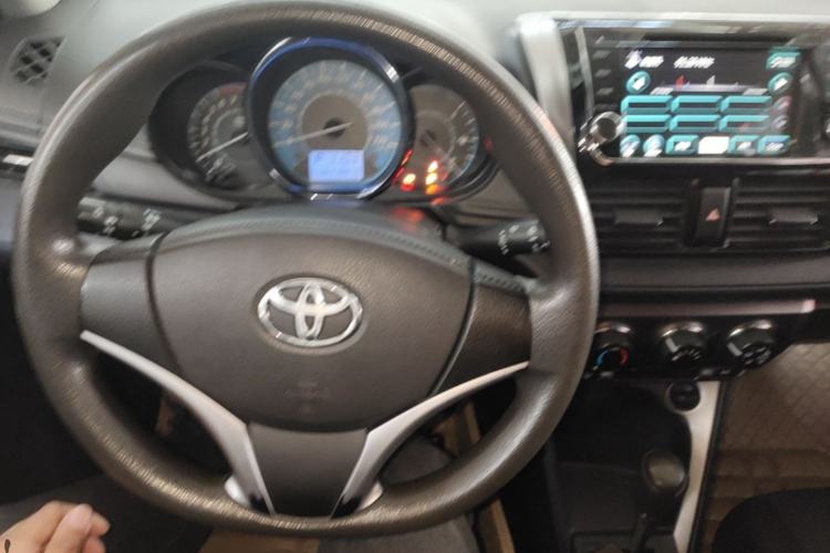Used Toyota YARiS L Zhi Xuan 2015 1.5E Automatic Charm Edition Center Console