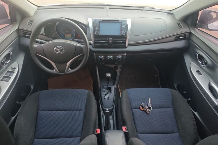 Used Toyota YARiS L Zhi Xuan 2015 1.5E Automatic Charm Edition Center Console