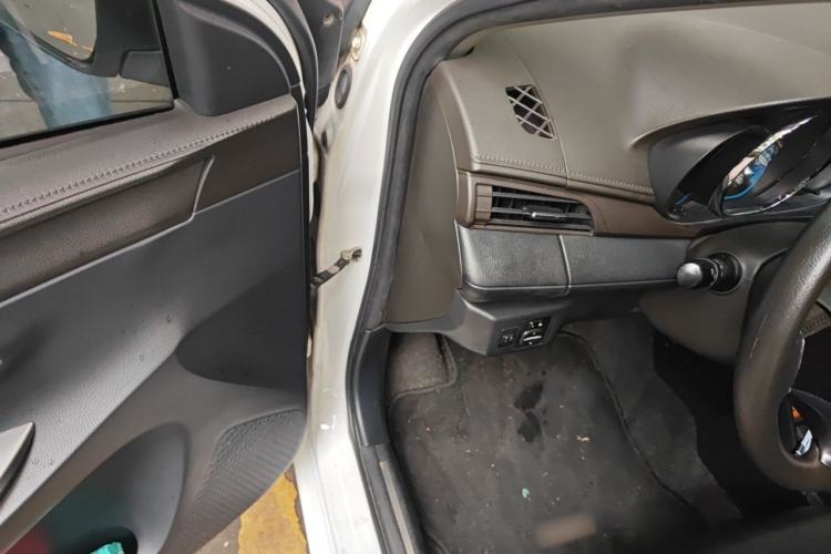 Used Toyota YARiS L Zhi Xuan 2015 1.5E Automatic Charm Edition Driver Seat