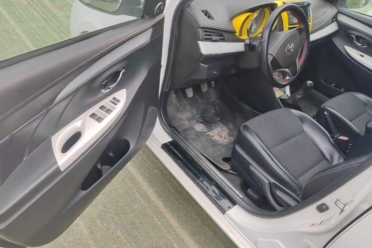 Used Toyota YARiS L Zhi Xuan 2015 1.5G Manual Xuan Dong Sunroof Special Edition Driver Seat