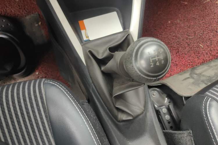 Used Toyota YARiS L Zhi Xuan 2015 1.5G Manual Xuan Dong Sunroof Special Edition Gear Lever