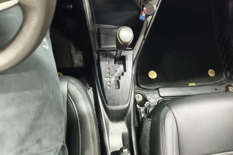 Used Toyota YARiS L Zhi Xuan 2015 1.5E Automatic Charm Edition Gear Lever