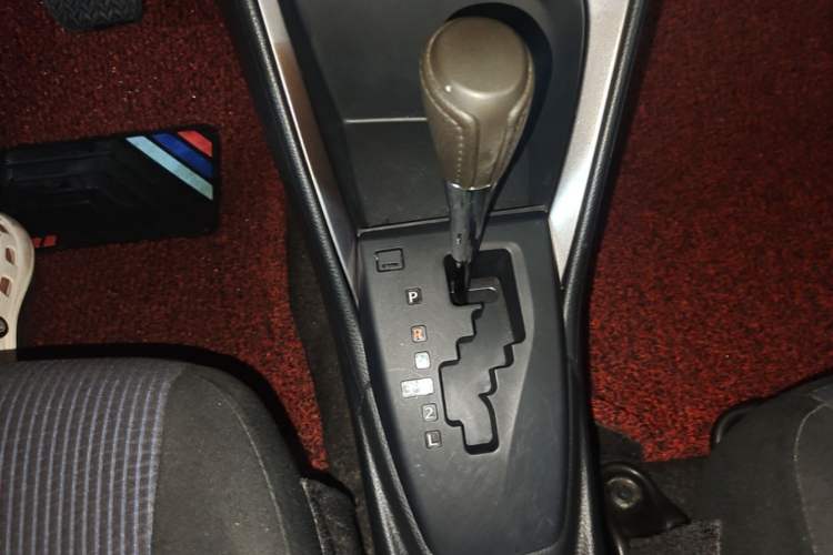 Used Toyota YARiS L Zhi Xuan 2015 1.5E Automatic Charm Edition Gear Lever