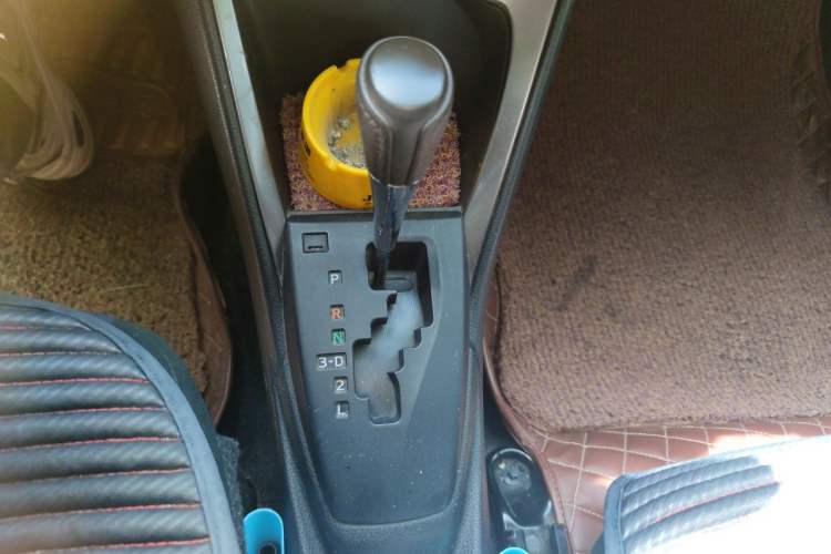 Used Toyota YARiS L Zhi Xuan 2015 1.5E Automatic Charm Edition Gear Lever