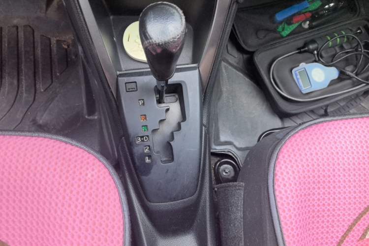 Used Toyota YARiS L Zhi Xuan 2015 1.5E Automatic Charm Edition Gear Lever