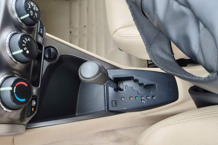 Used Toyota YARiS L Zhi Xuan 2015 1.5E Automatic Charm Edition Gear Lever
