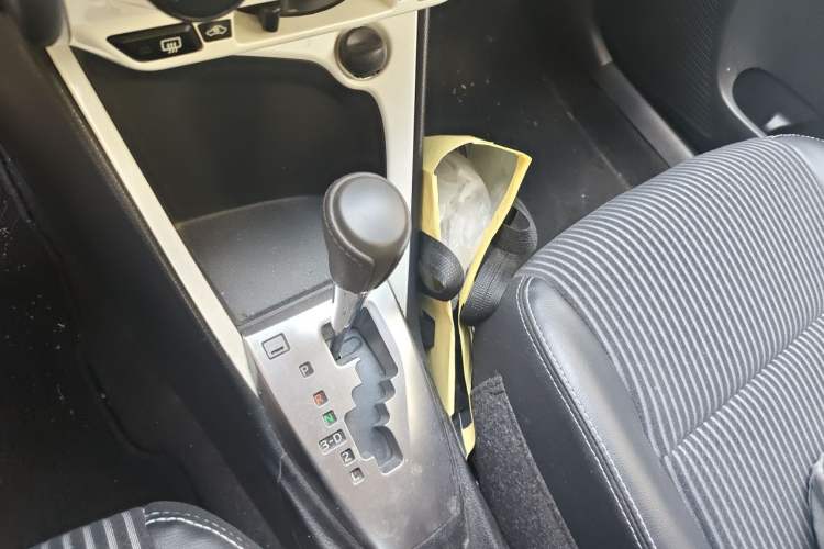 Used Toyota YARiS L Zhi Xuan 2015 1.5G Automatic Xuan Dong Sunroof Special Edition Gear Lever