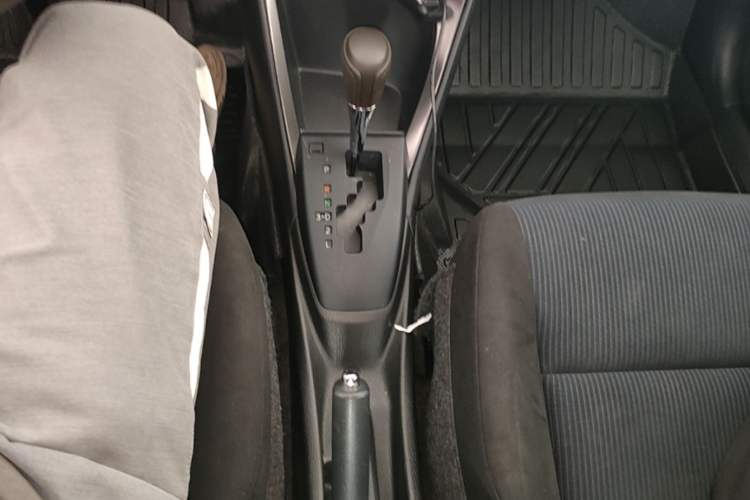 Used Toyota YARiS L Zhi Xuan 2015 1.5E Automatic Charm Edition Gear Lever