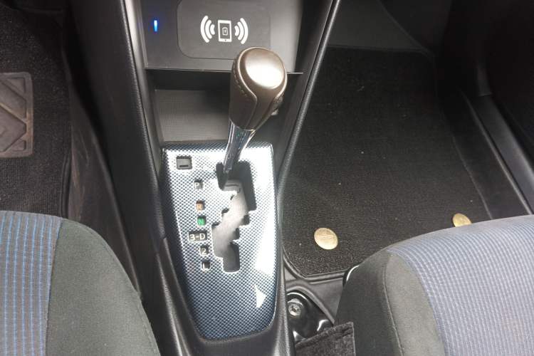 Used Toyota YARiS L Zhi Xuan 2015 1.5E Automatic Charm Edition Gear Lever