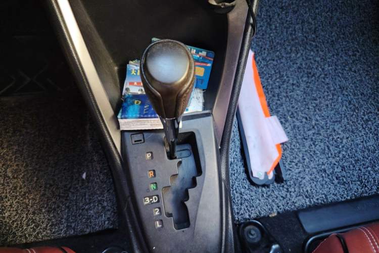 Used Toyota YARiS L Zhi Xuan 2015 1.5E Automatic Charm Edition Gear Lever
